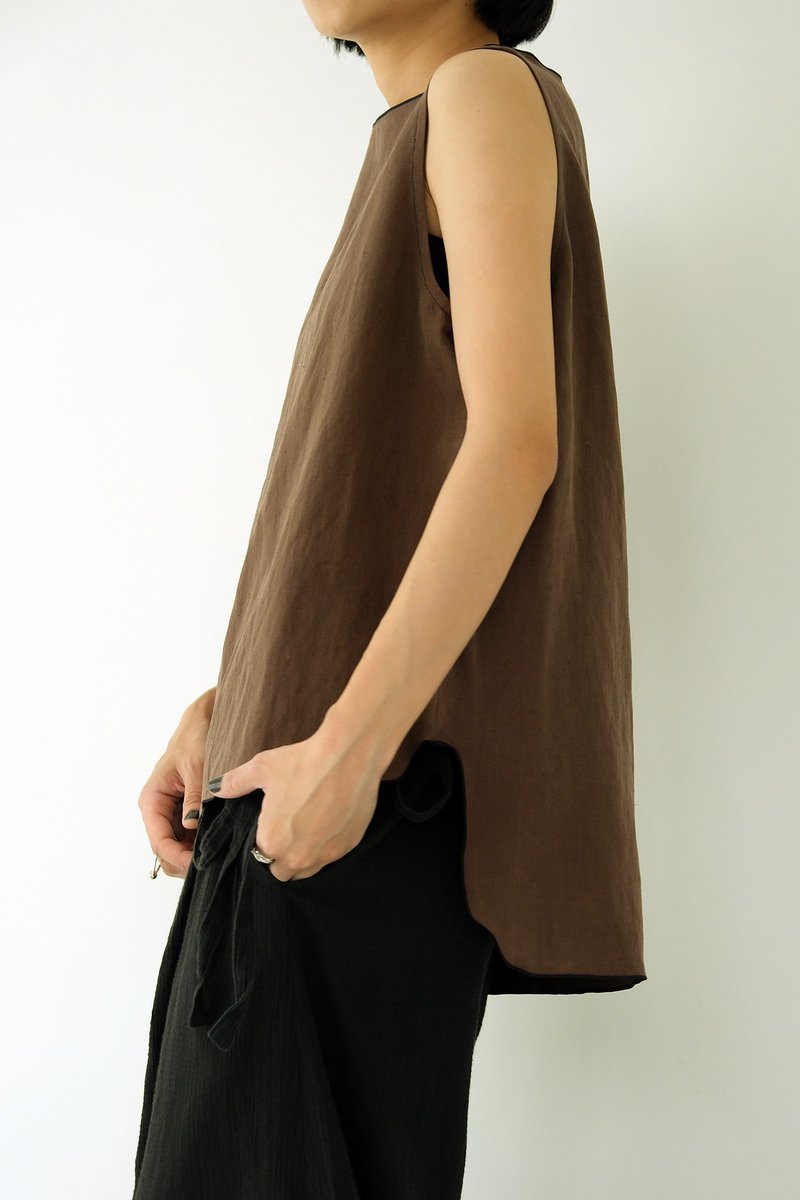 Sichuan Yi WEAR BEING silk contrast piping flat collar vest brown blue edge - เสื้อกั๊กผู้หญิง - ผ้าไหม สีนำ้ตาล