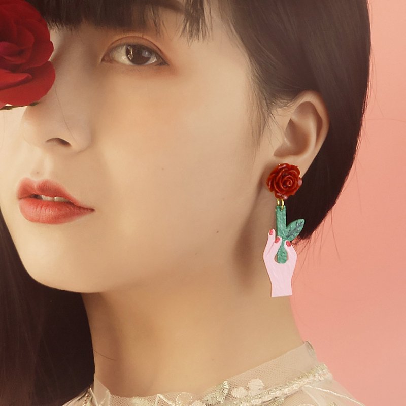 復古浪漫紅玫瑰花耳環 個性手繪花朵 小眾設計感氣質耳墜 - 耳環/耳夾 - 樹脂 紅色