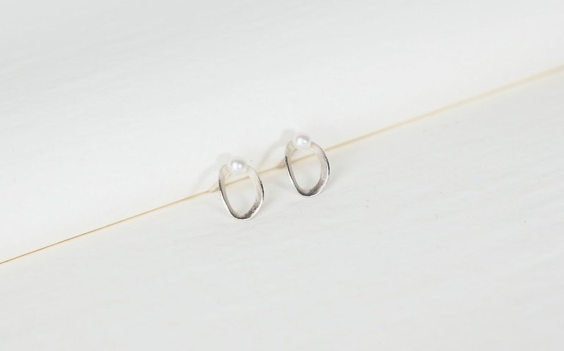 I-Shan13 pearl hoop earrings - ต่างหู - โลหะ สีเงิน