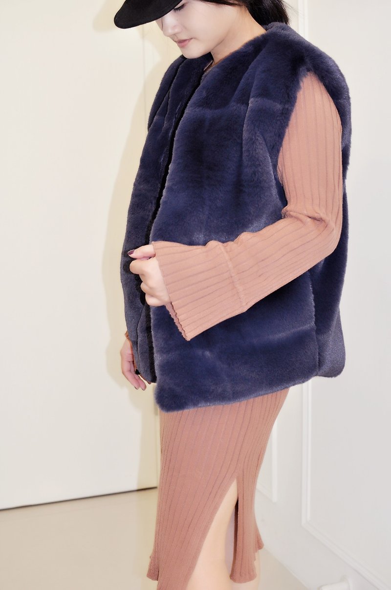 Flat 135 X 台灣設計師 靛藍色毛毛背心 壓克力羊毛材質 - 女裝 背心 - 聚酯纖維 藍色
