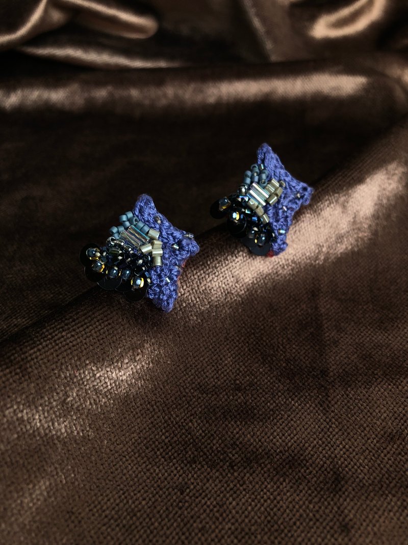 Missing Pieces - Midnight Blue // Paired・Hand Embroidered Earrings - ต่างหู - งานปัก สีน้ำเงิน