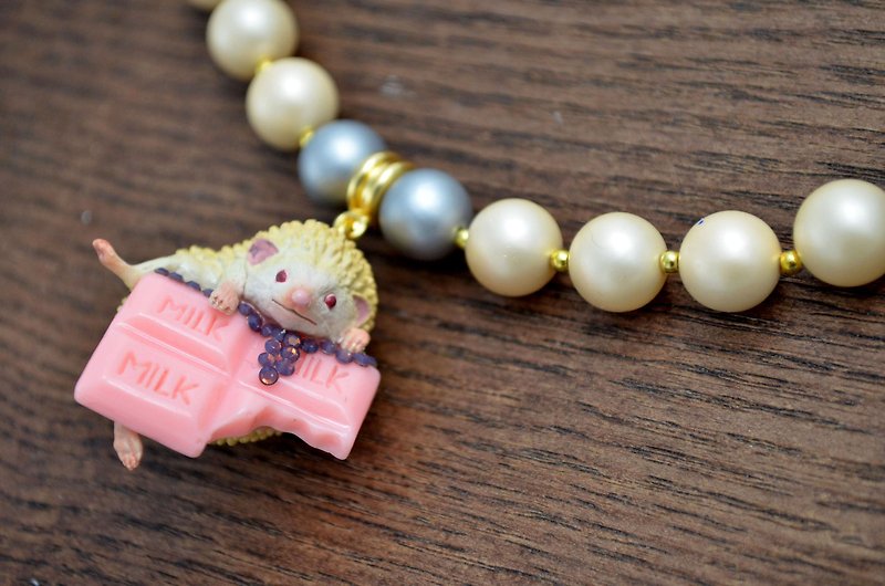 Hedgehog eat strawberry chocolate shell pearl necklace gilded necklace - สร้อยคอ - โลหะ สึชมพู