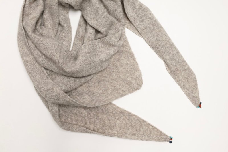 /輕暖/淺米灰針織三角巾長圍巾/輕便造型披肩/細軟氂牛絨綿羊毛 - 圍巾/披肩 - 羊毛 灰色