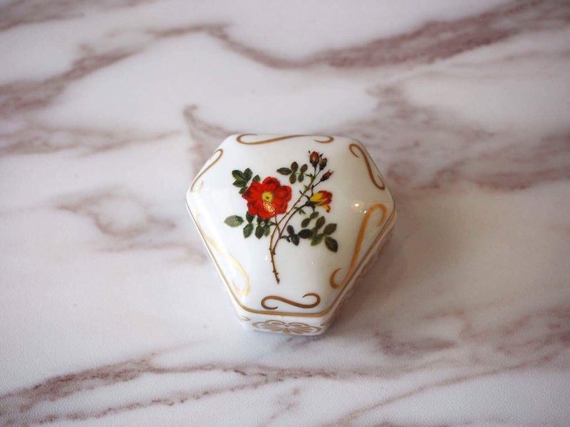 British garden floral antique jewelry box / porcelain box (I) (JS) - ของวางตกแต่ง - เครื่องลายคราม หลากหลายสี