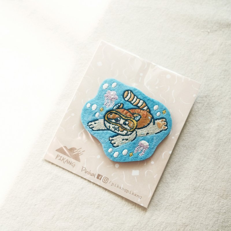 Embroidery pin / fudge diving - เข็มกลัด - ผ้าฝ้าย/ผ้าลินิน สีน้ำเงิน