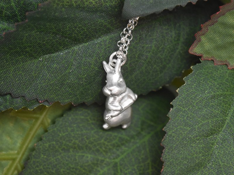偷搬紅蘿蔔的兔子 | 立體項鍊 925純銀 細項鍊 可愛動物 手工銀飾 - 項鍊 - 純銀 銀色