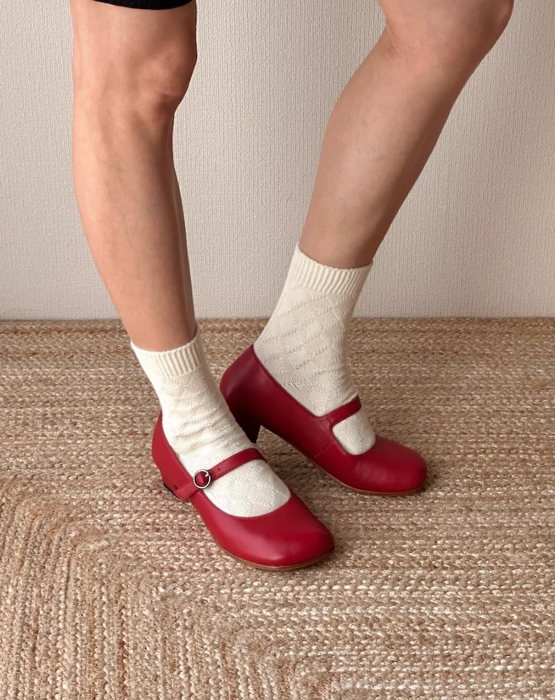 Soft and silky lambskin buckled mini-heeled grandma shoes - รองเท้าหนังผู้หญิง - หนังแท้ สีแดง
