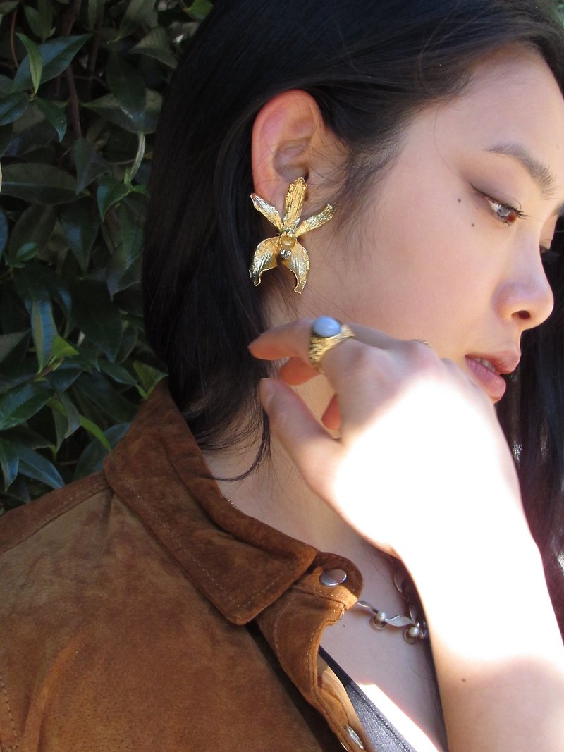 Vintage Orchid Floral Gold Statement Earrings - ต่างหู - เครื่องประดับ สีทอง