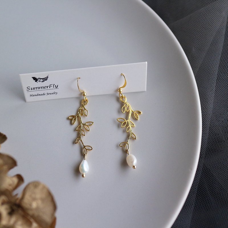 Minimalist all-match office worker Mori Wenqing hollowed out branch leaves pearl dangle earrings x - ต่างหู - เครื่องประดับ สีทอง