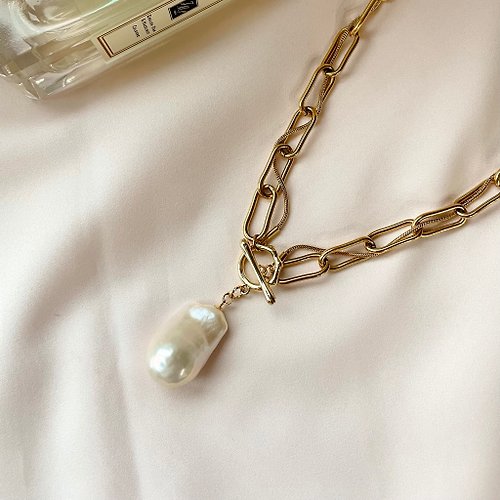 Elegant 珍愛宣言 閃耀歐美時尚巴洛克異形大珍珠金色OT釦鈦鋼項鍊