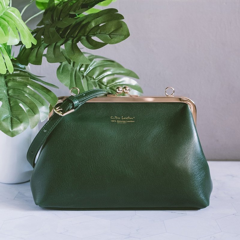 Genuine leather shoulder bag with accompanying kiss lock bag 22260 green - กระเป๋าแมสเซนเจอร์ - หนังแท้ สีเขียว