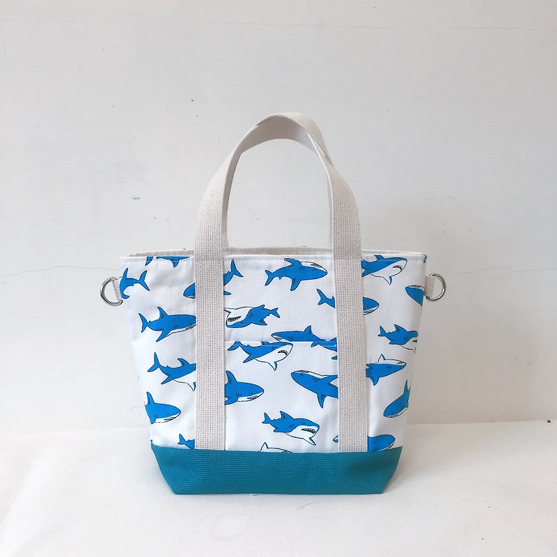 Shark Whale Blue/2ways Tote Bag/Handbag/Shoulder Bag - กระเป๋าแมสเซนเจอร์ - ผ้าฝ้าย/ผ้าลินิน สีน้ำเงิน