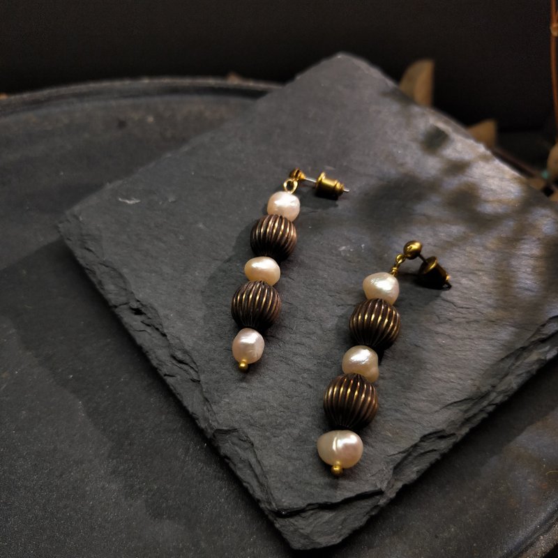 百褶燈籠耳環-設計款-黃銅珍珠(可改夾) - 耳環/耳夾 - 珍珠 