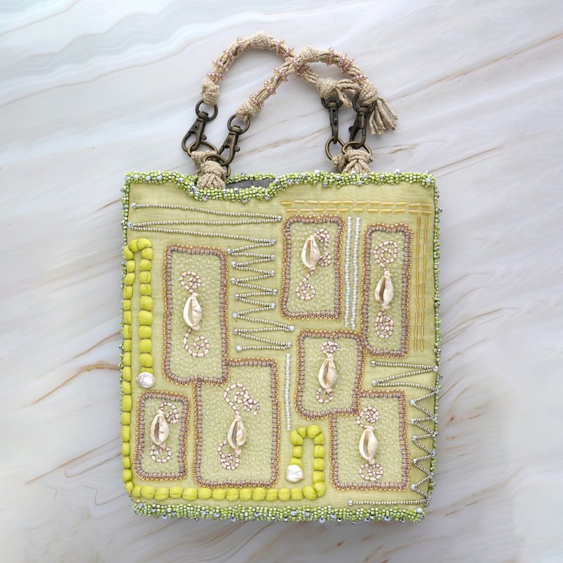 個性輝く一点もの タカラガイの思い出の両面ビーズ刺繍ハンドバッグ 長財布対応 イエロー グリーン - 手提包/手提袋 - 棉．麻 綠色
