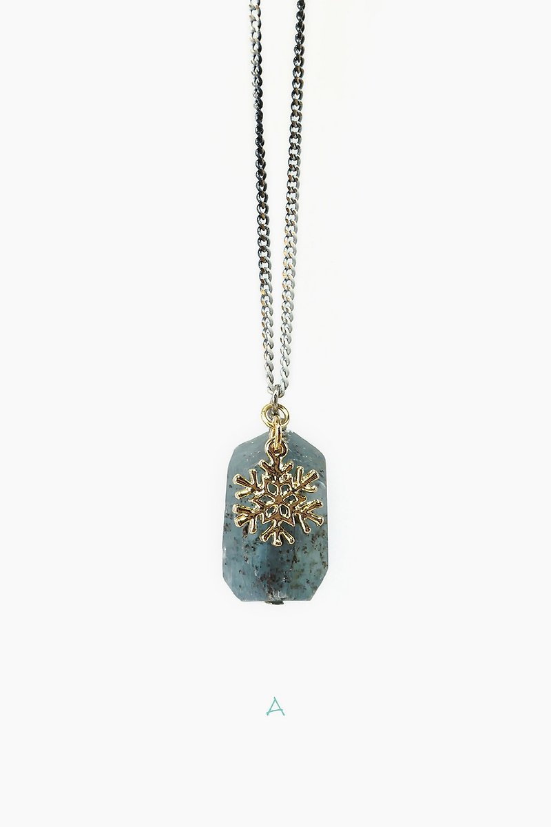 Raw Kyanite Stone Pendant Necklace with Snowflake Charm, Winter Inspired Jewelry - สร้อยคอ - เครื่องประดับพลอย สีน้ำเงิน