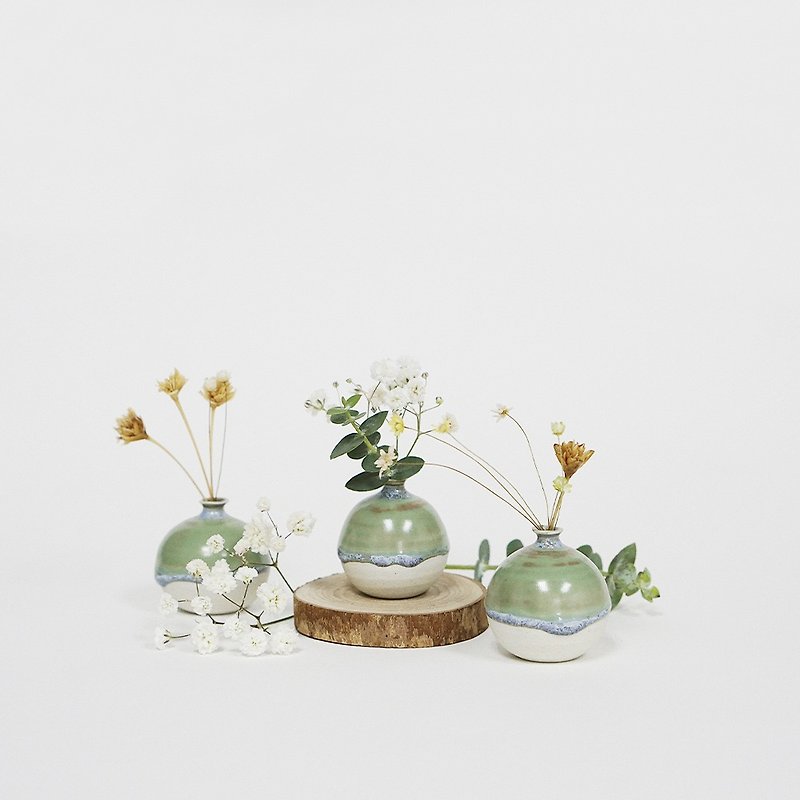 Handmade Ceramic Mini Vase - Grass Green - เซรามิก - เครื่องลายคราม สีเหลือง