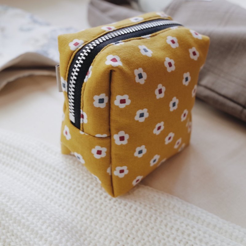Japanese small flower texture lipstick bag - กระเป๋าเครื่องสำอาง - ผ้าฝ้าย/ผ้าลินิน สีเหลือง