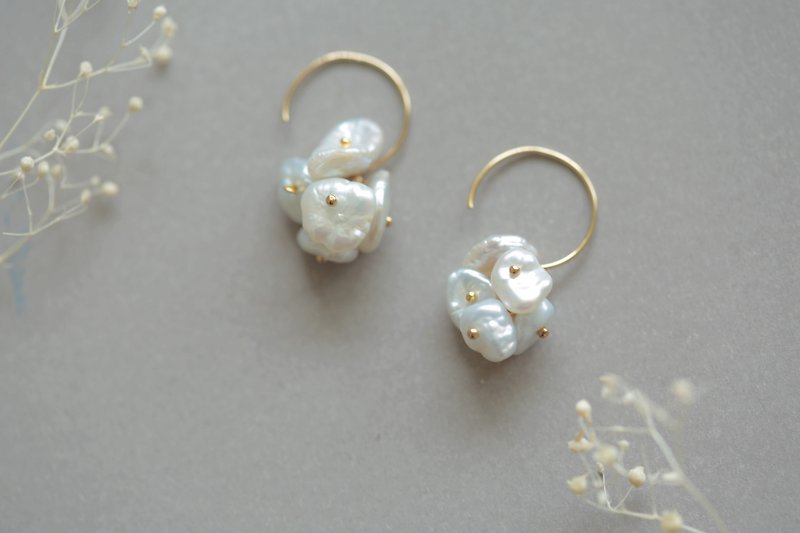 Irregular pearl flower ball earrings│14KGF can be modified Clip-On