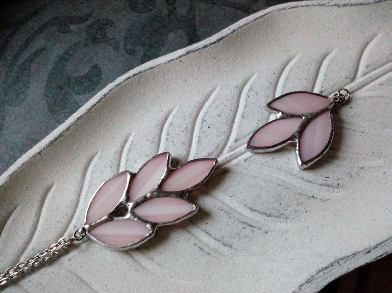 Tiffany leaf necklace. pink spike pendant. spike necklace. pink leaf tiffany - 項鍊 - 玻璃 粉紅色