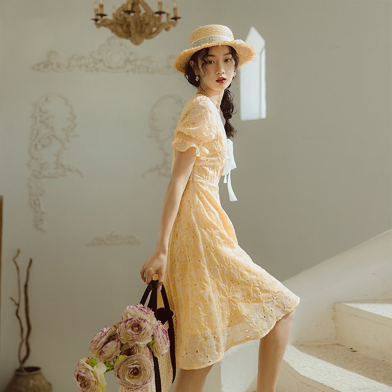 Dress dress waist temperament 2020 new skirt French retro V-neck - ชุดเดรส - เส้นใยสังเคราะห์ สีเหลือง
