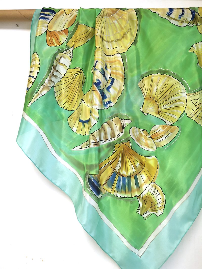 スクエアシルクスカーフ貝殻|手描きのバンダナ - スカーフ - シルク・絹 多色