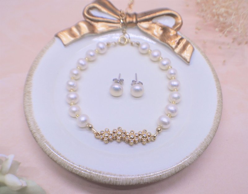 Freshwater Pearl / Bracelet / Flower / Handmade / Earrings / Accessories Set - สร้อยข้อมือ - เครื่องเพชรพลอย สีทอง