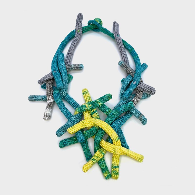 かぎ針編みの幾何学的なネックレス多色織りネックレス生地のネックレス