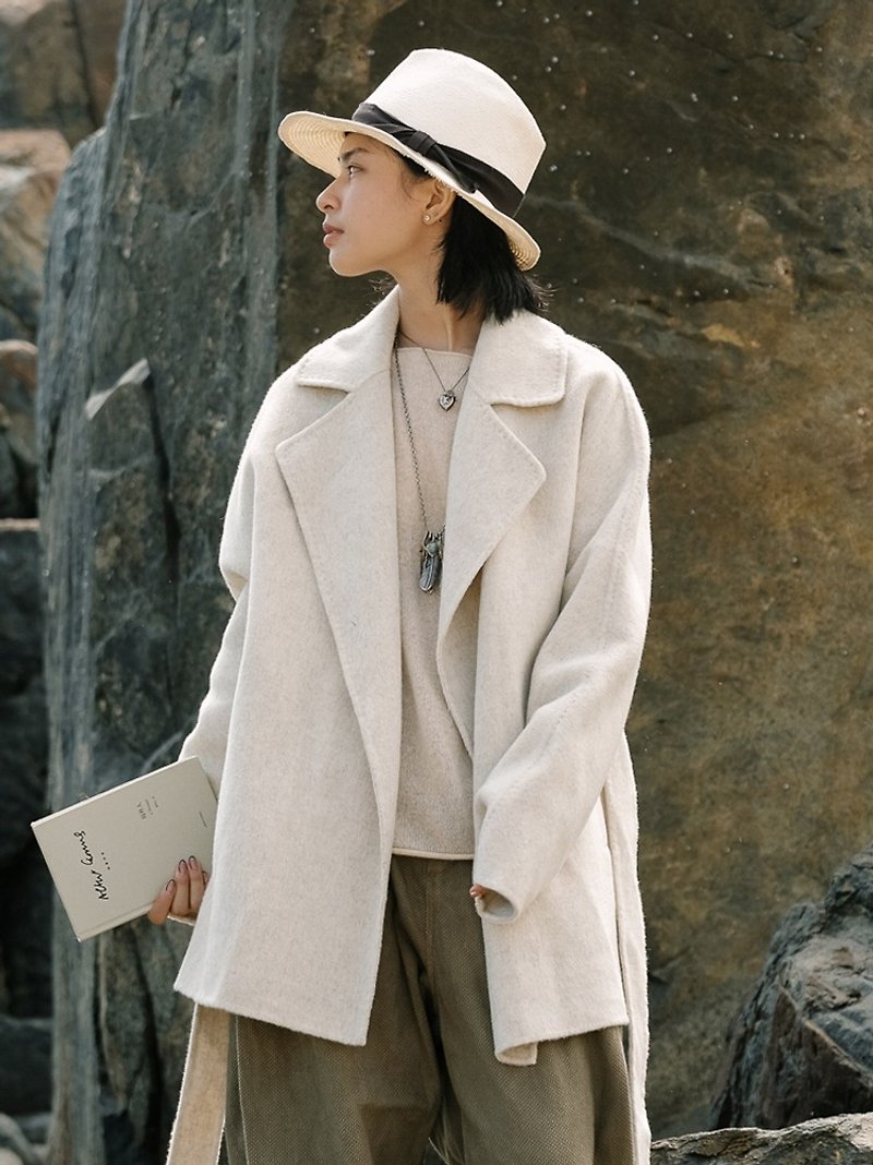 オフホワイトの2色100％ウール両面コート、スーツの襟、立体的な仕立て、ルーズプロファイルジャケット