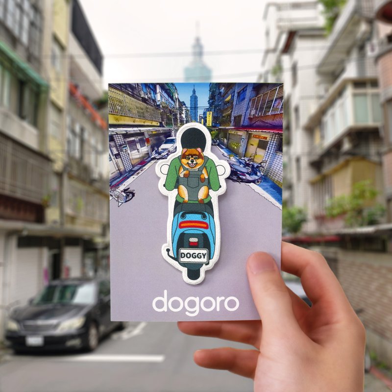 【刺繡別針】Dogoro狗狗坐機車|手作|文創|背包別針 - 徽章/別針 - 繡線 