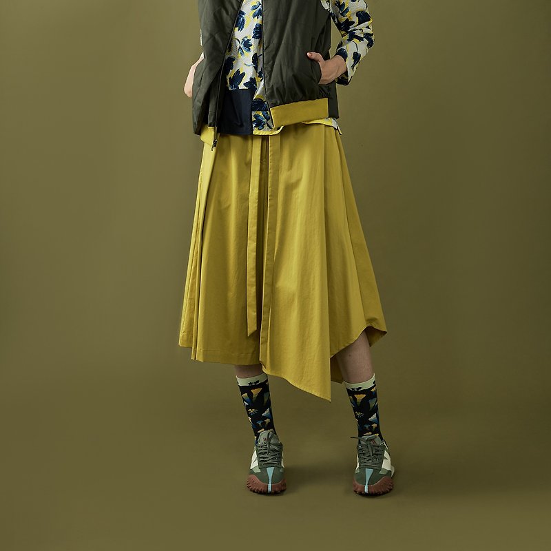 sloping asymmetric wavy wide hakama - กางเกงขาสั้น - ผ้าฝ้าย/ผ้าลินิน สีเหลือง