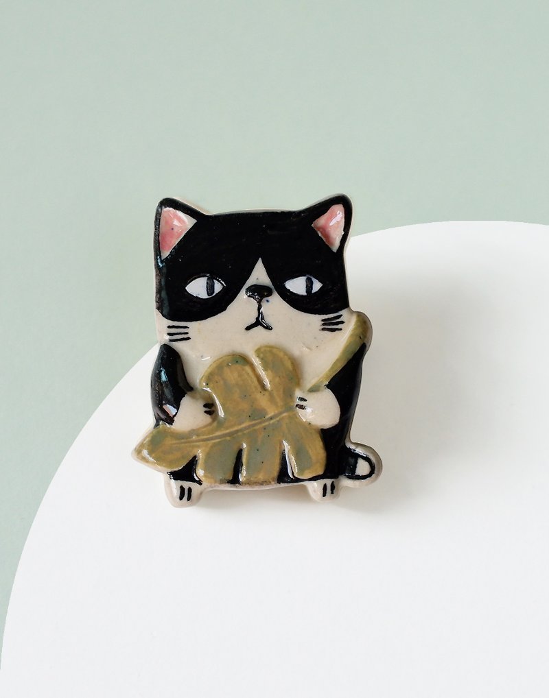 Cat and a leaf - Purr Cat Brooch of porcelain - 胸針/心口針 - 陶 