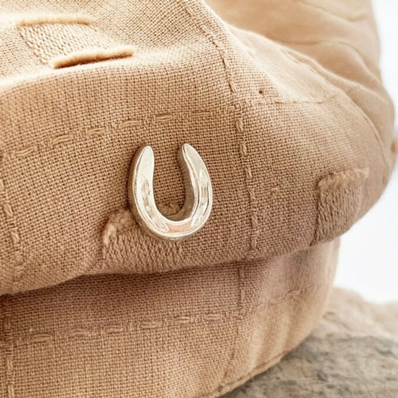 Horseshoe Horseshoe ◇ Silver Hourse Shoe Pin Broach ◇ Silver Hourse Shoe Pin Broach - เสื้อยืดผู้ชาย - เครื่องเพชรพลอย 