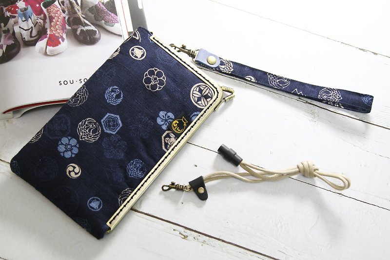 【Gi LAI】手工日式L型口金手機袋-日式和風家徽 - 手提包/手提袋 - 棉．麻 藍色