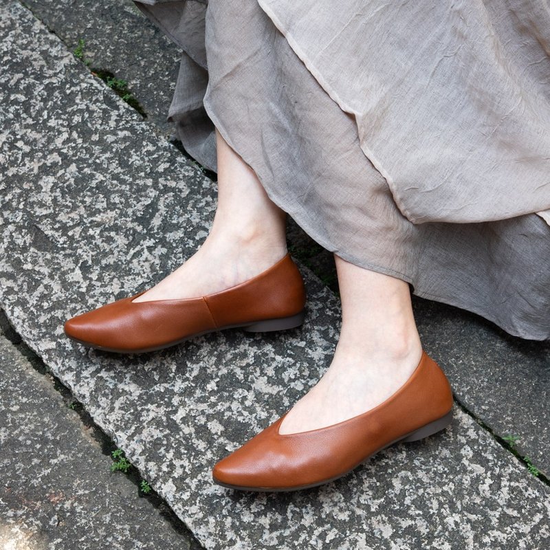 Retro pointed toe shallow shoes for women - รองเท้าหนังผู้หญิง - หนังแท้ สีดำ