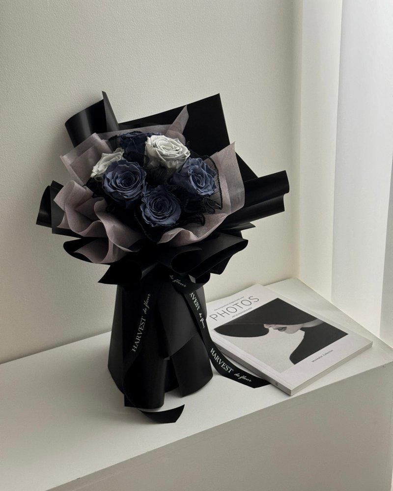 Blue and gray eternal rose bouquet - elegant with a touch of mysterious blues and comes with a jacquard bouquet bag - ช่อดอกไม้แห้ง - พืช/ดอกไม้ สีดำ