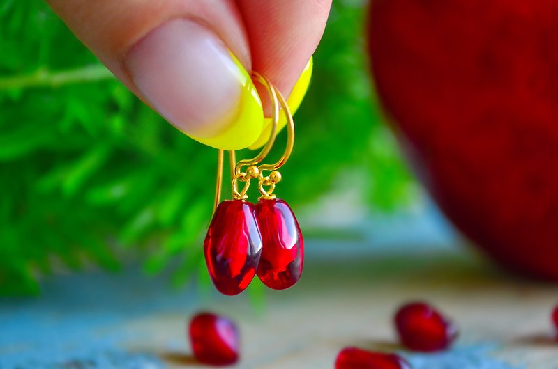 เมล็ดทับทิมสีแดง ต่างหู ตะขอชุบทอง ของขวัญที่สมบูรณ์แบบสำหรับเธอ Kawaii