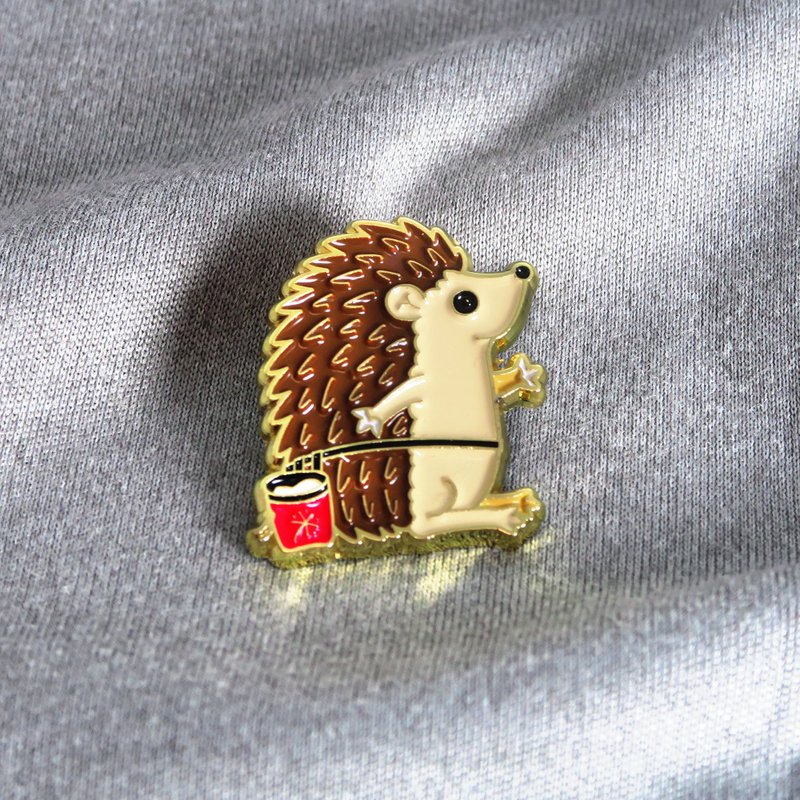 Topout Hedgehog Enamel Pin – Gift for Climbers Boulderers – 攀岩針 – 등반 クライミング - Badges & Pins - Other Metals Multicolor