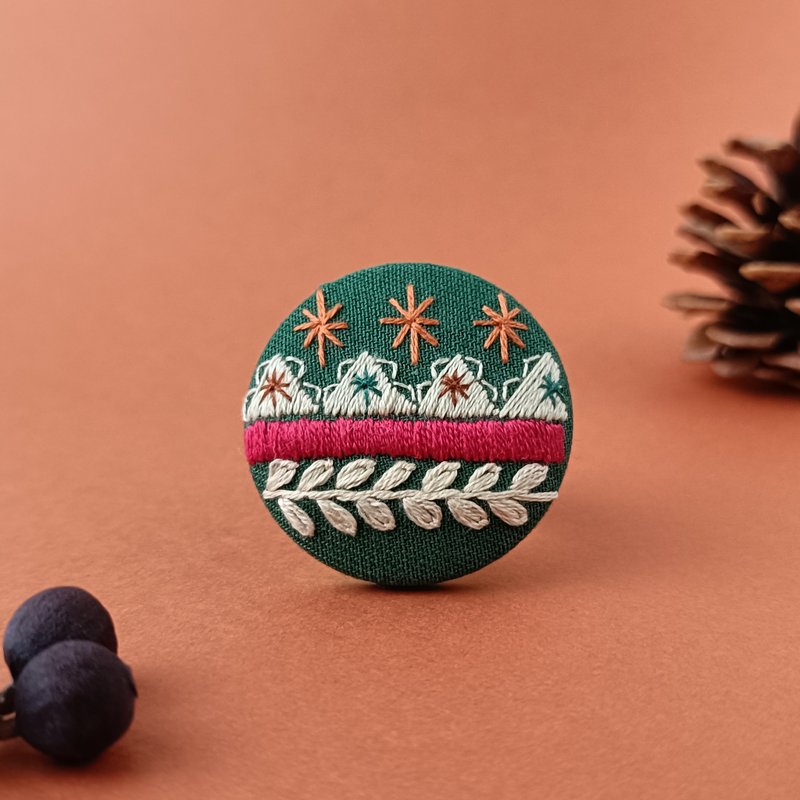 冬のニット柄刺繍ブローチor刺繍ヘアゴム　クリスマス - 胸針 - 棉．麻 卡其色