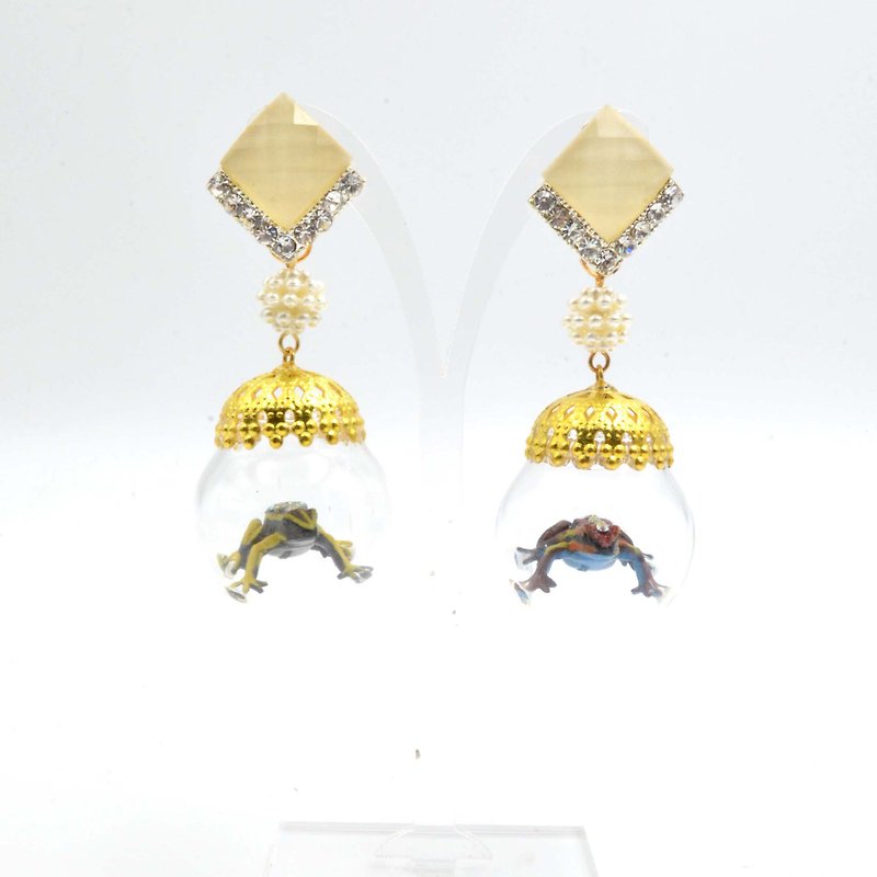 TIMBEE LO experiment small frog glass ball greenhouse earrings each only a pair of spot Oddities - ต่างหู - วัสดุอื่นๆ สีทอง