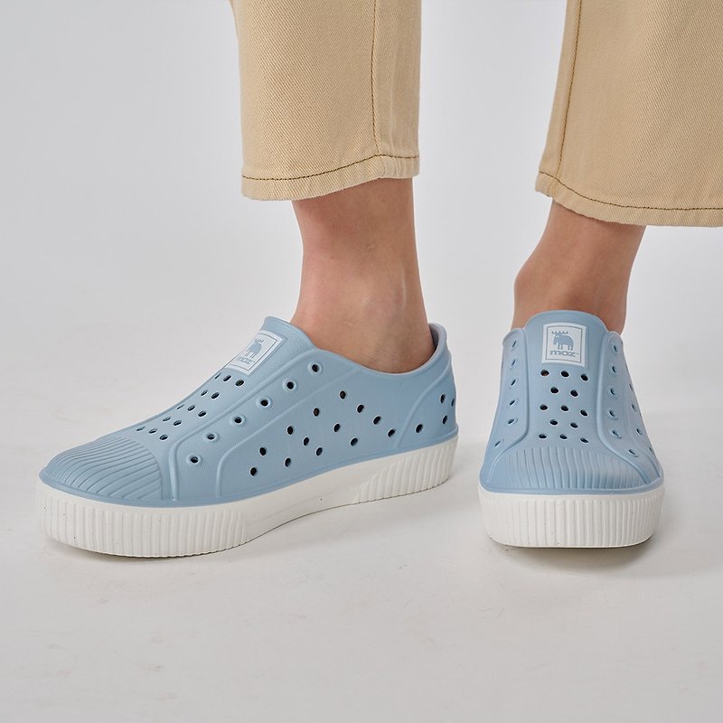 moz Swedish moose two-color hole biscuit water shoes (baby blue) comfortable thick sole water repellent + fully waterproof - รองเท้ากันฝน - วัสดุกันนำ้ สีน้ำเงิน