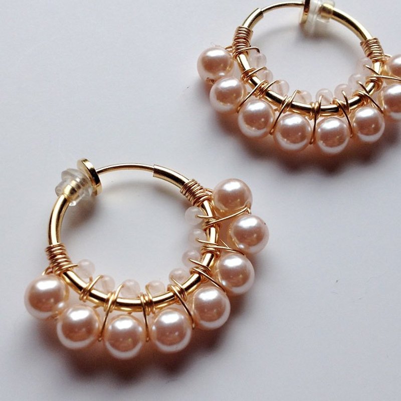 Rose quartz and　vintage pearl hoop earrings耳夾　ローズクォーツとビンテージパールのフープイヤリング - ピアス・イヤリング - 宝石 ピンク