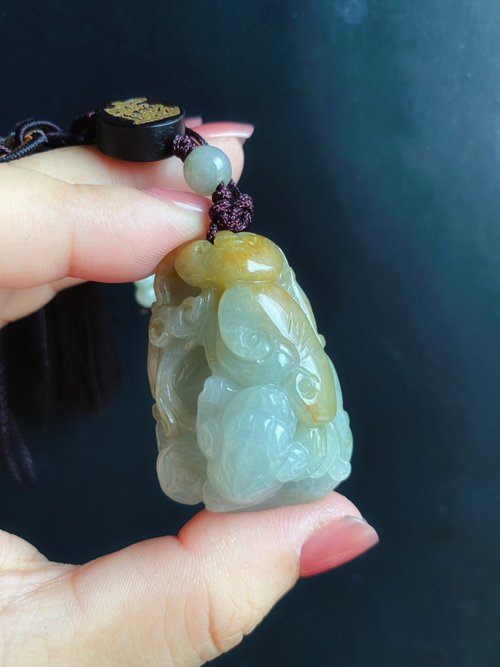 樂藏｜輕珠寶｜手作能量 天然緬甸玉 翡翠 翹色巧雕 黃翡玉質細膩 如意 三腳金蟾 包掛