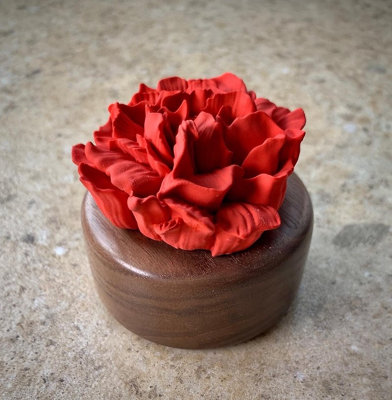 Three-dimensional red carnation diffuser
