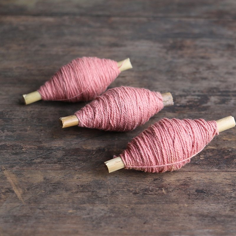 Yishanren | Hand-woven sashiko thread olive-shaped axis pure cotton hand-twisted yarn Embroidery thread pink - เย็บปัก/ถักทอ/ใยขนแกะ - ผ้าฝ้าย/ผ้าลินิน 