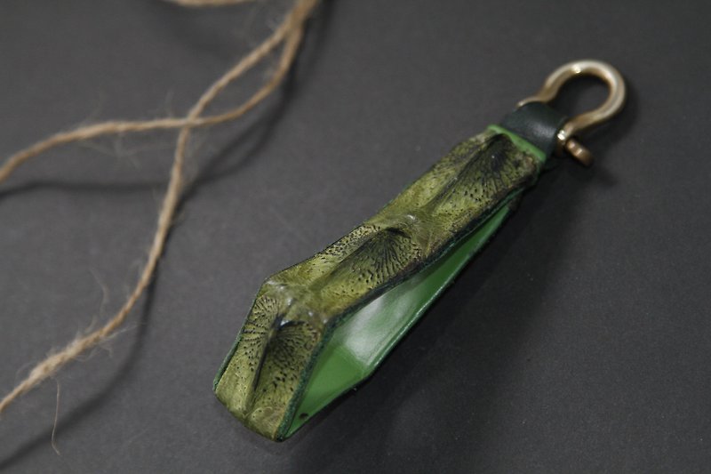 Genuine sturgeon leather key chain - ที่ห้อยกุญแจ - หนังแท้ สีเขียว