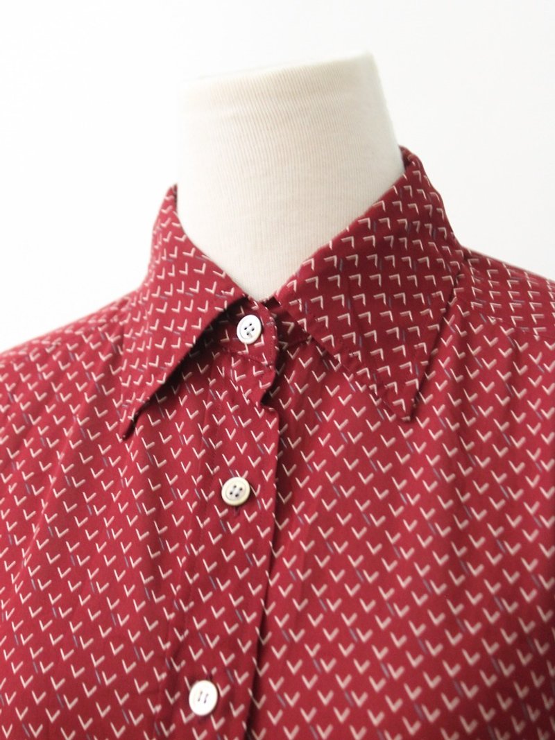 Japanese-made vintage geometric crimson long-sleeved vintage shirt Vintage Blouse - เสื้อเชิ้ตผู้หญิง - เส้นใยสังเคราะห์ สีแดง