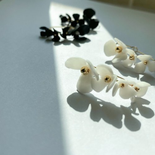 Shooting Star Flower Star Pearl Earrings [Gardenia Blossom] - Shop  shizuka-katasumi Earrings & Clip-ons - Pinkoi