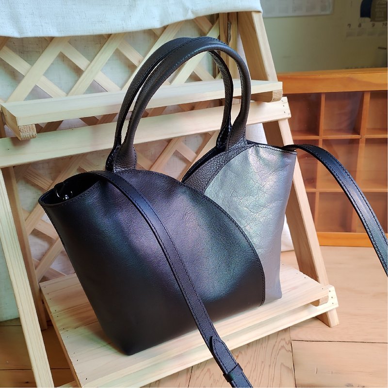 Petals—Genuine leather handheld tote bag Dark Night Galaxy - กระเป๋าถือ - หนังแท้ สีดำ