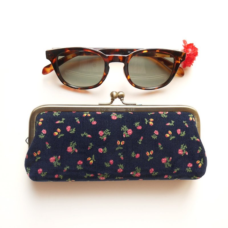 Small red flower glasses mouth gold bag / pencil case / cosmetic bag [Made in Taiwan] - กระเป๋าคลัทช์ - โลหะ สีน้ำเงิน