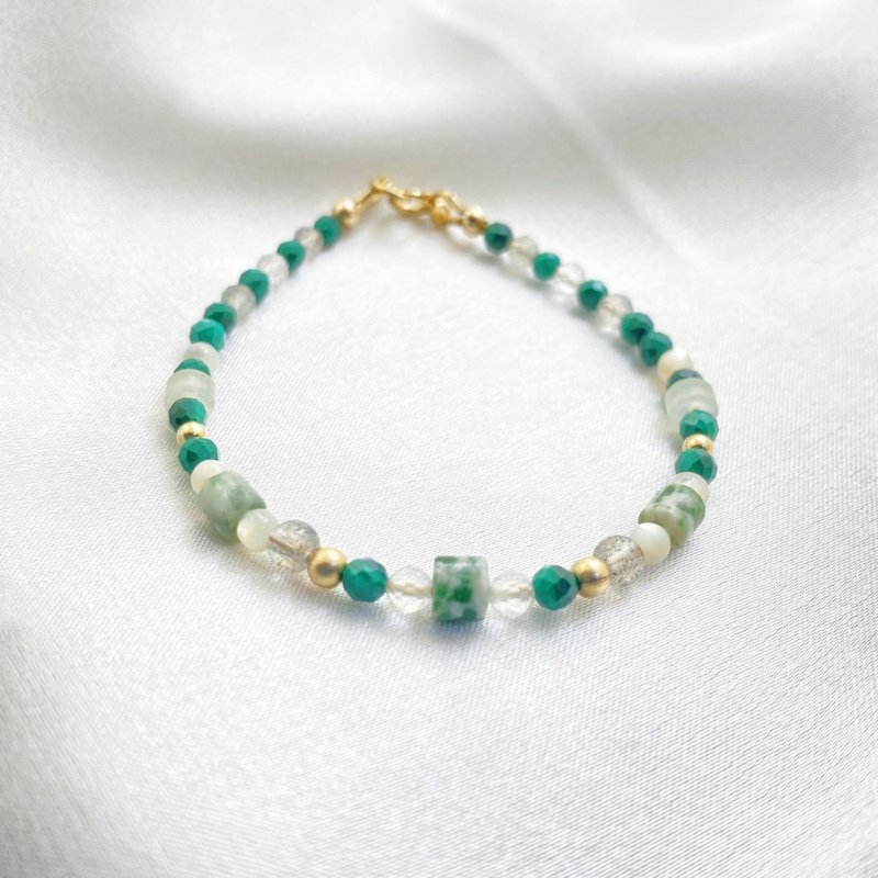 Green Field | Stone Stone Bracelet 14KGFx Stone x Labradorite x White Crystal x Xiuyu x Green Point Stone x White Butterfly Shell - สร้อยข้อมือ - คริสตัล สีเขียว